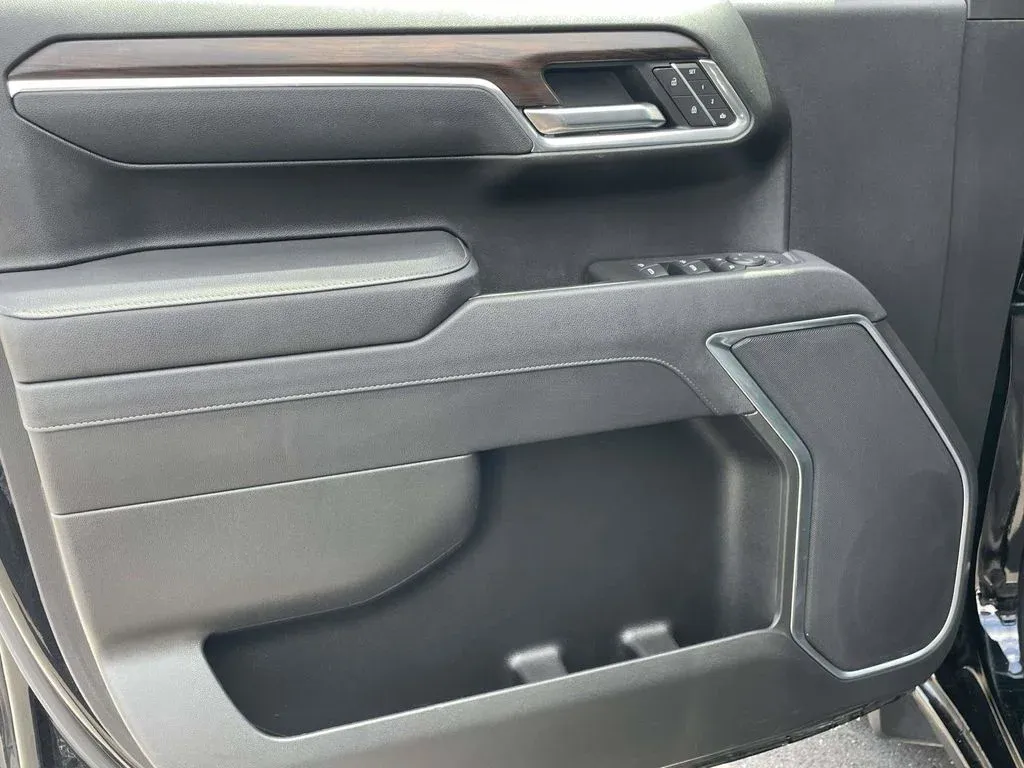 2025 GMC Sierra 1500 SLT thumbnail 13