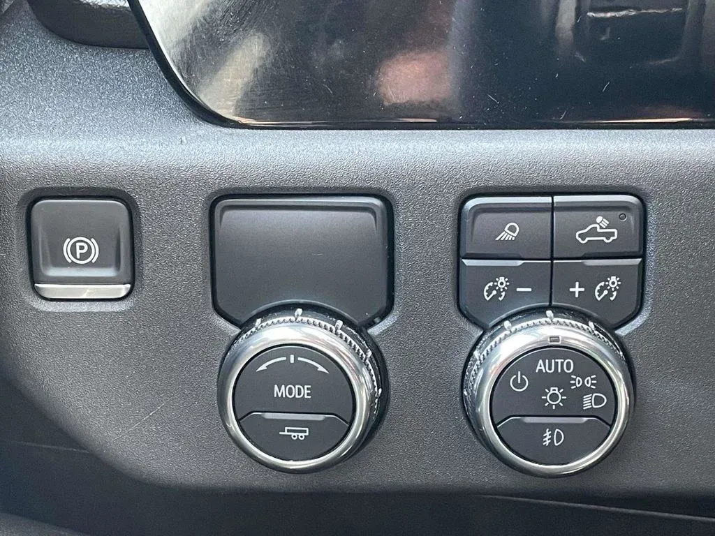 2025 GMC Sierra 1500 SLT thumbnail 19