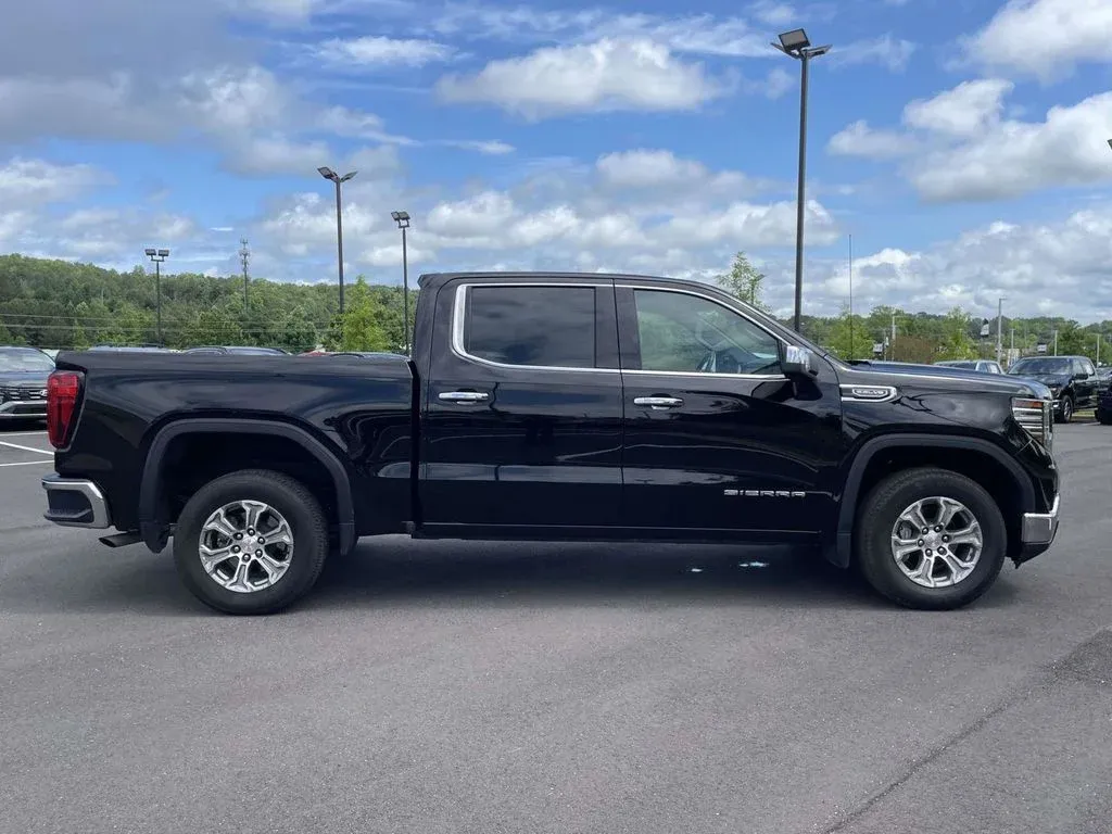2025 GMC Sierra 1500 SLT thumbnail 2