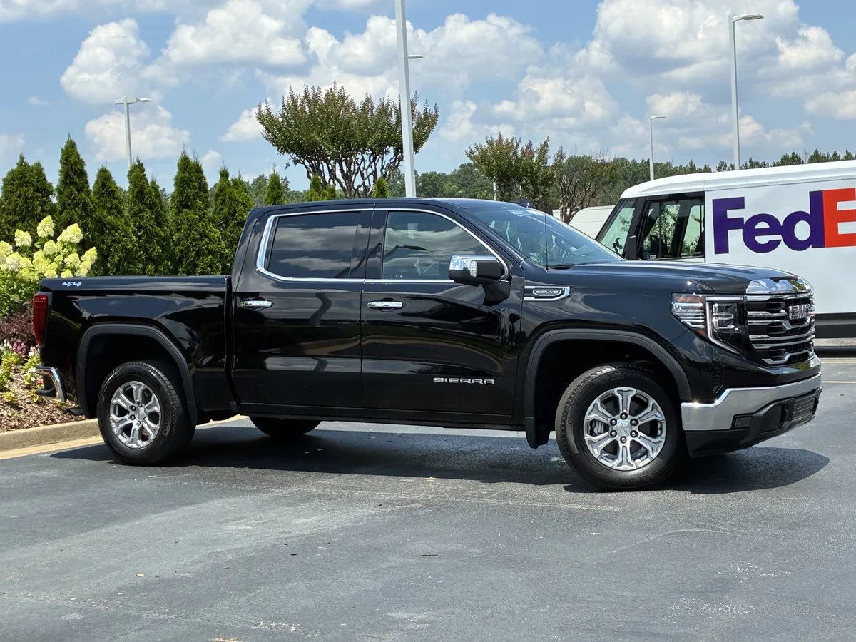 2025 GMC Sierra 1500 SLT thumbnail 2
