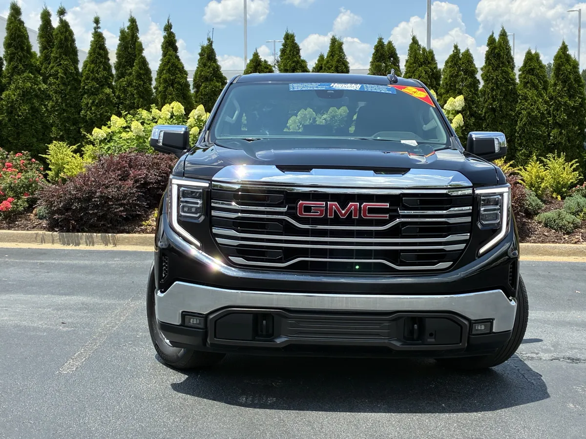 2025 GMC Sierra 1500 SLT thumbnail 4