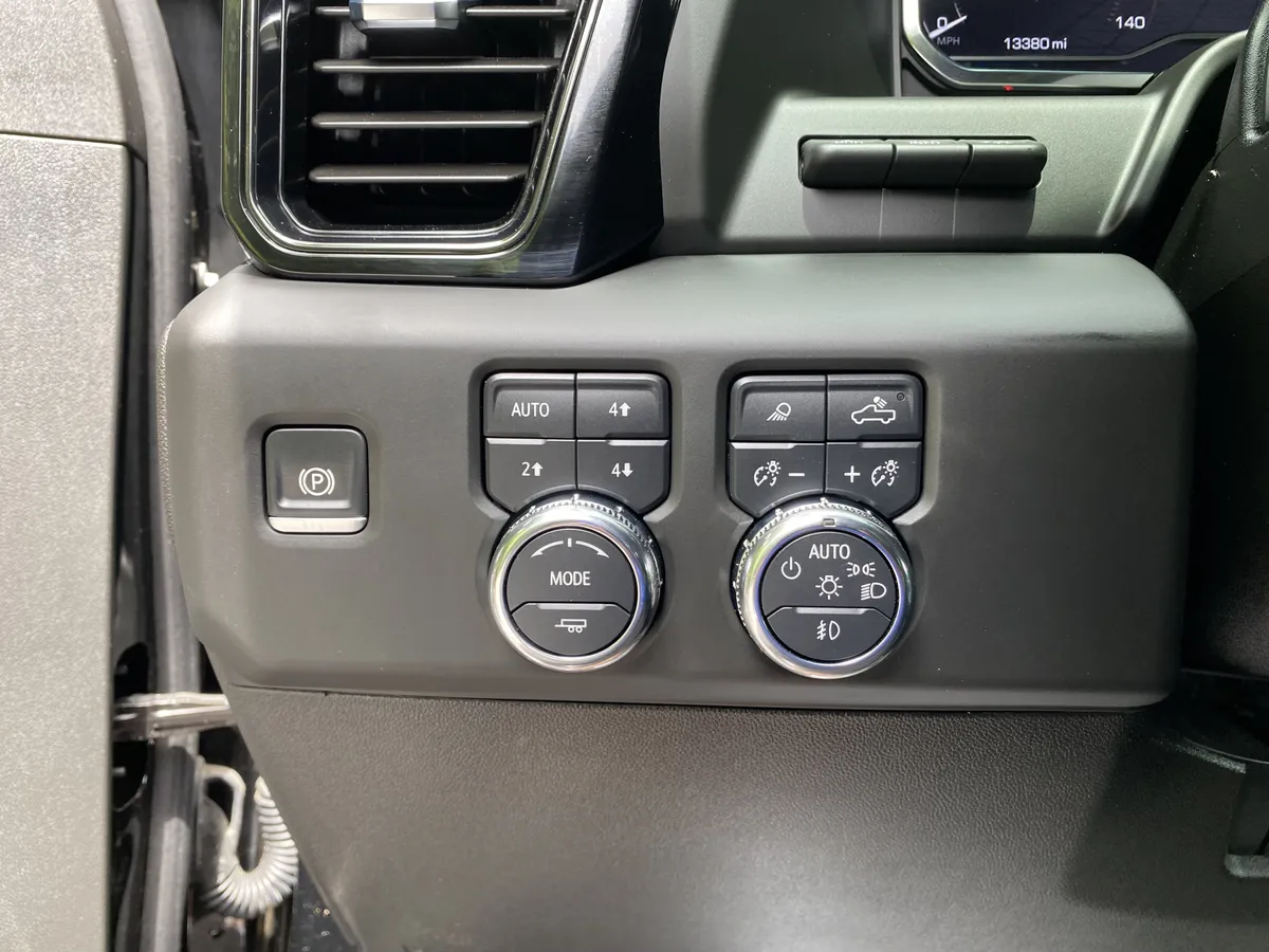 2025 GMC Sierra 2500HD AT4 thumbnail 18