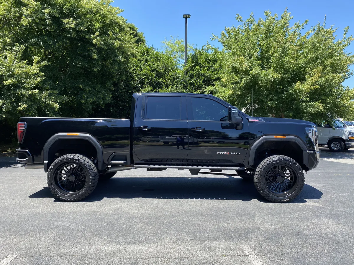 2025 GMC Sierra 2500HD AT4 thumbnail 9