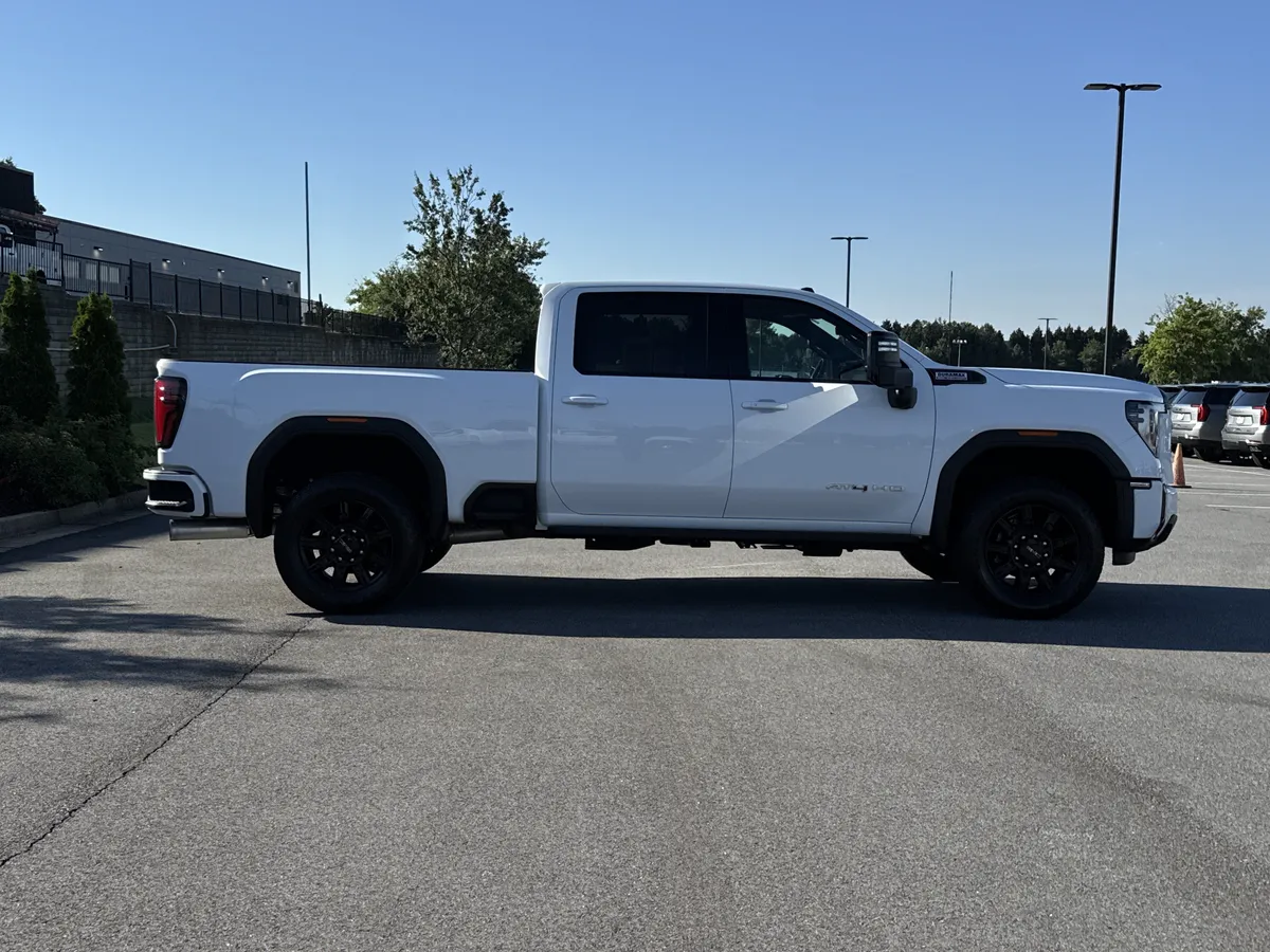 2025 GMC Sierra 2500HD AT4 thumbnail 10