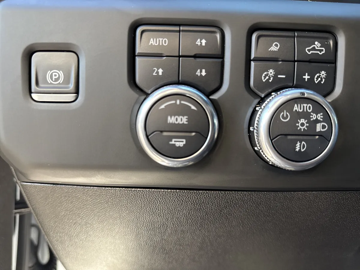 2025 GMC Sierra 2500HD AT4 thumbnail 17