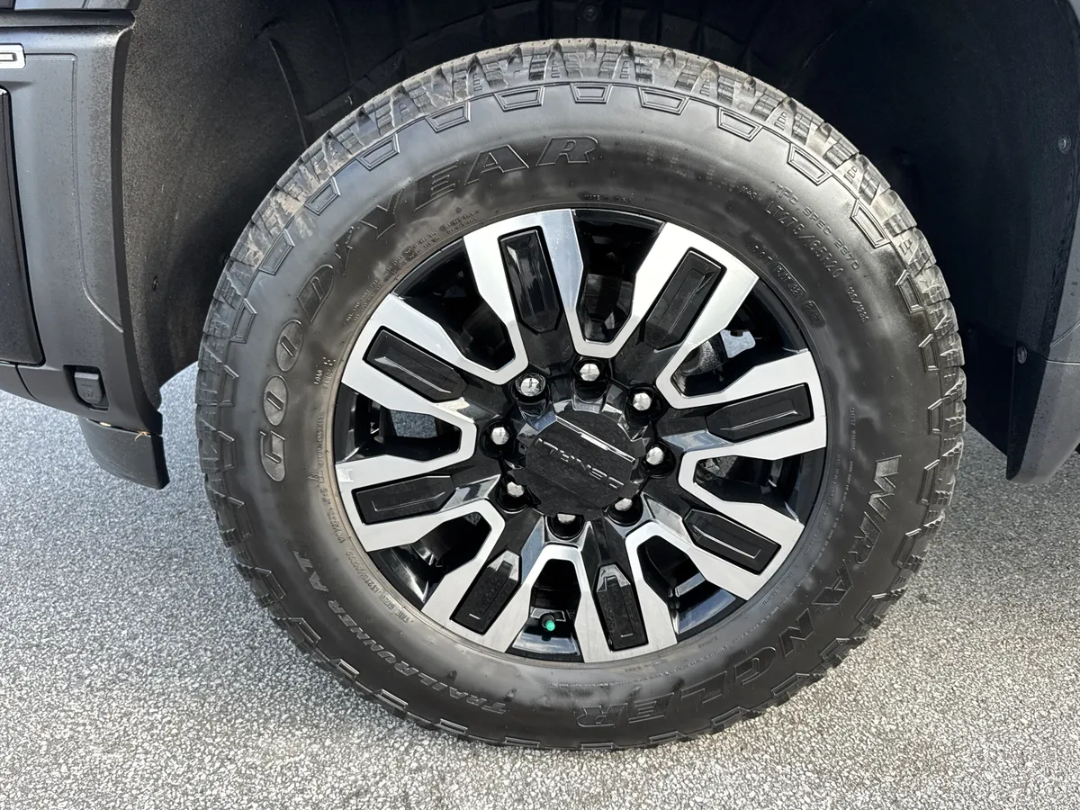 2025 GMC Sierra 2500HD Denali Ultimate thumbnail 12
