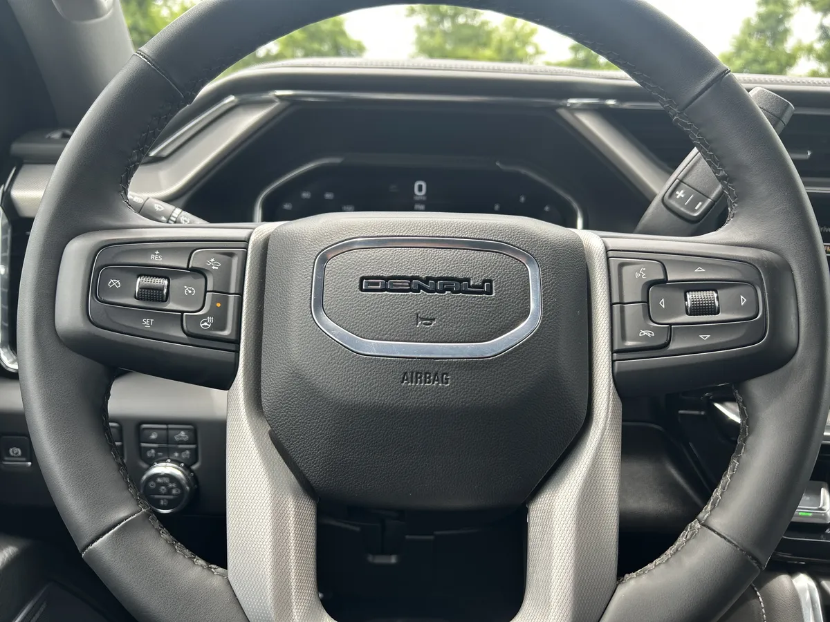 2025 GMC Sierra 3500HD Denali thumbnail 16