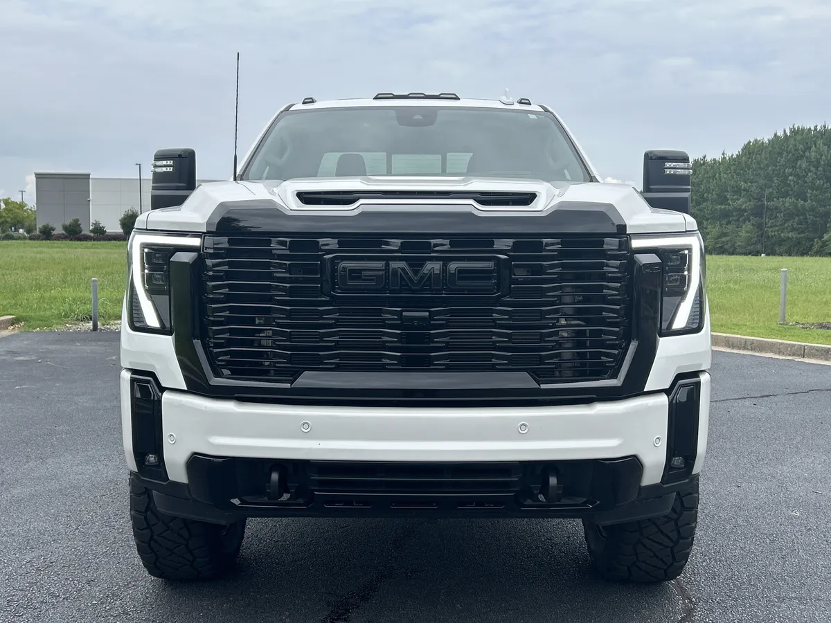 2025 GMC Sierra 3500HD Denali thumbnail 2
