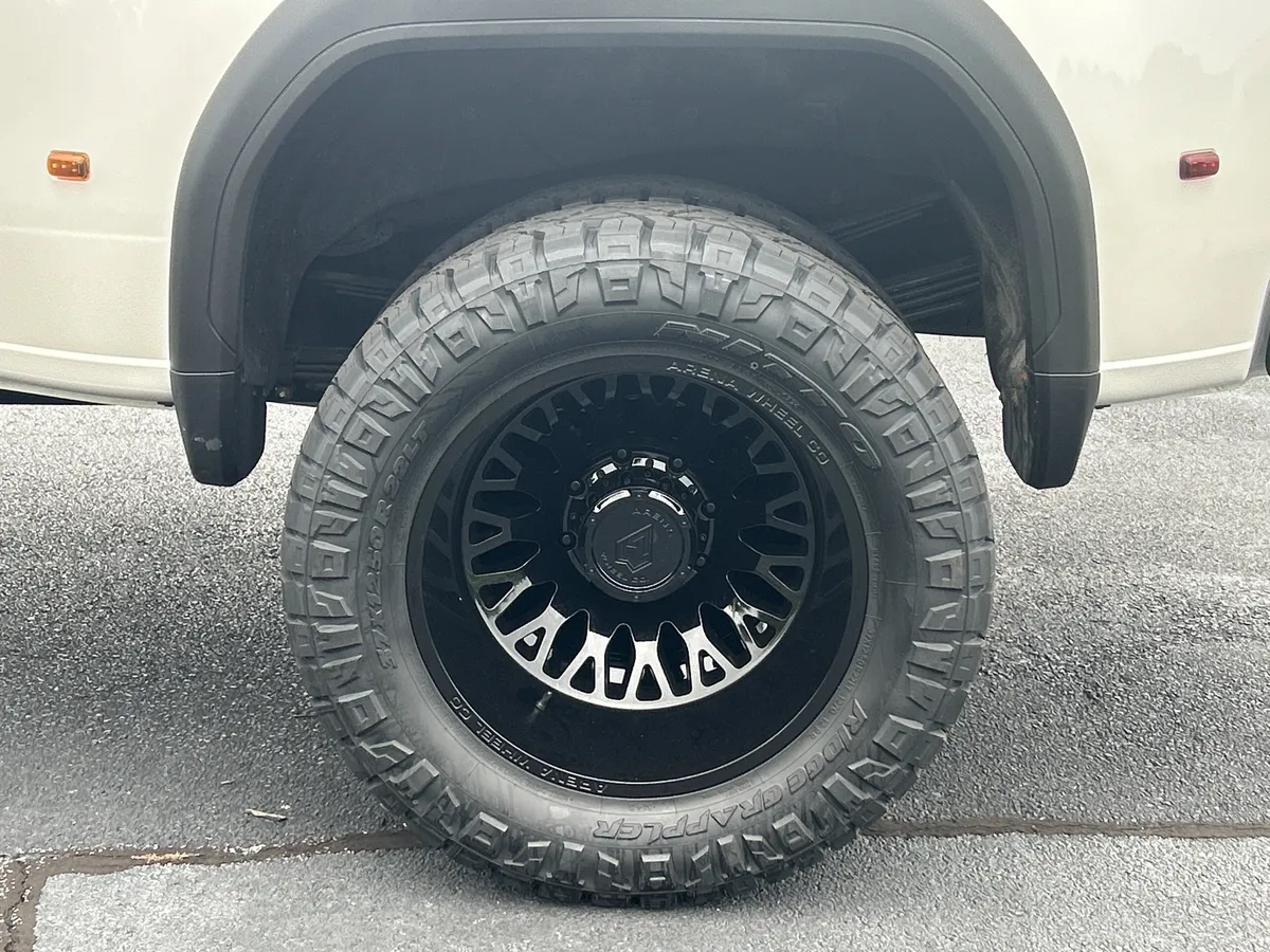 2025 GMC Sierra 3500HD Denali thumbnail 34