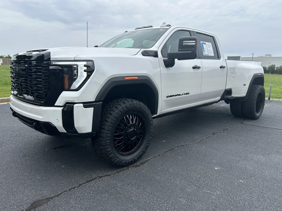 2025 GMC Sierra 3500HD Denali thumbnail 4