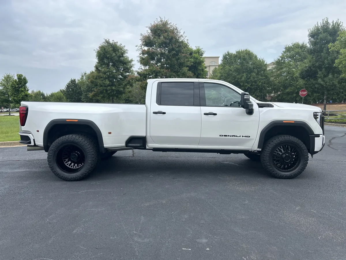 2025 GMC Sierra 3500HD Denali thumbnail 9