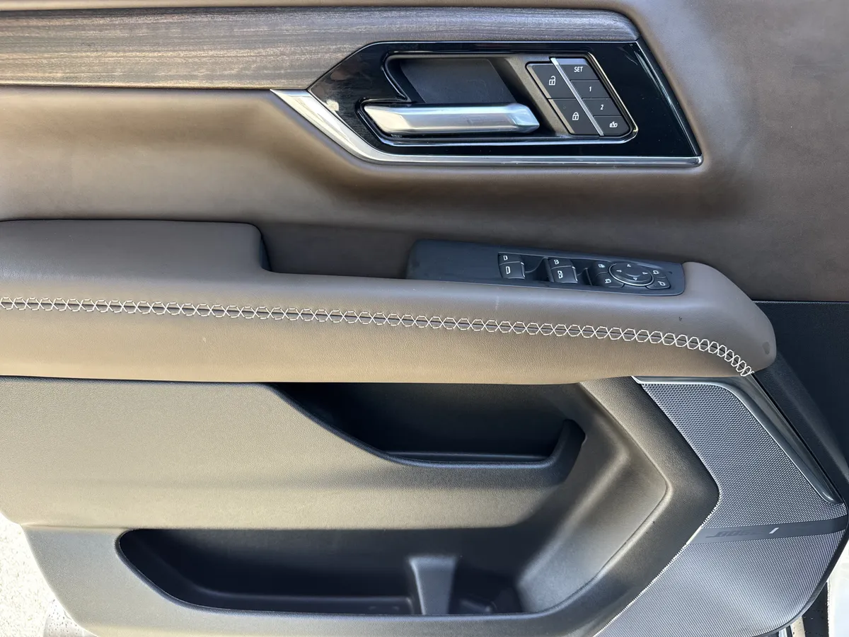 2025 GMC Yukon Denali Ultimate thumbnail 13