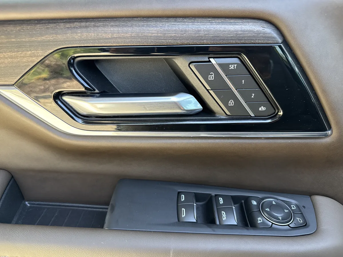 2025 GMC Yukon Denali Ultimate thumbnail 14