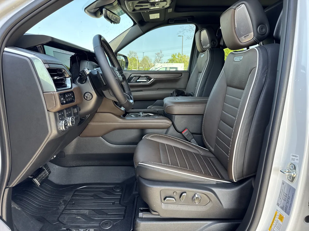 2025 GMC Yukon Denali Ultimate thumbnail 15