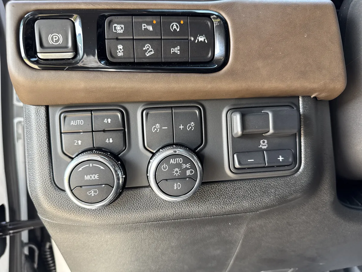 2025 GMC Yukon Denali Ultimate thumbnail 18