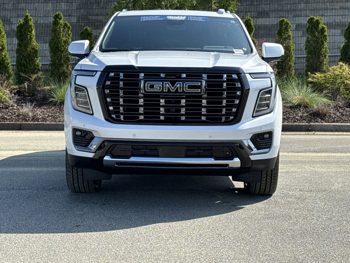 2025 GMC Yukon Denali Ultimate thumbnail 2