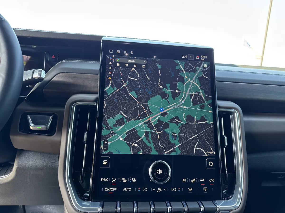 2025 GMC Yukon Denali Ultimate thumbnail 24
