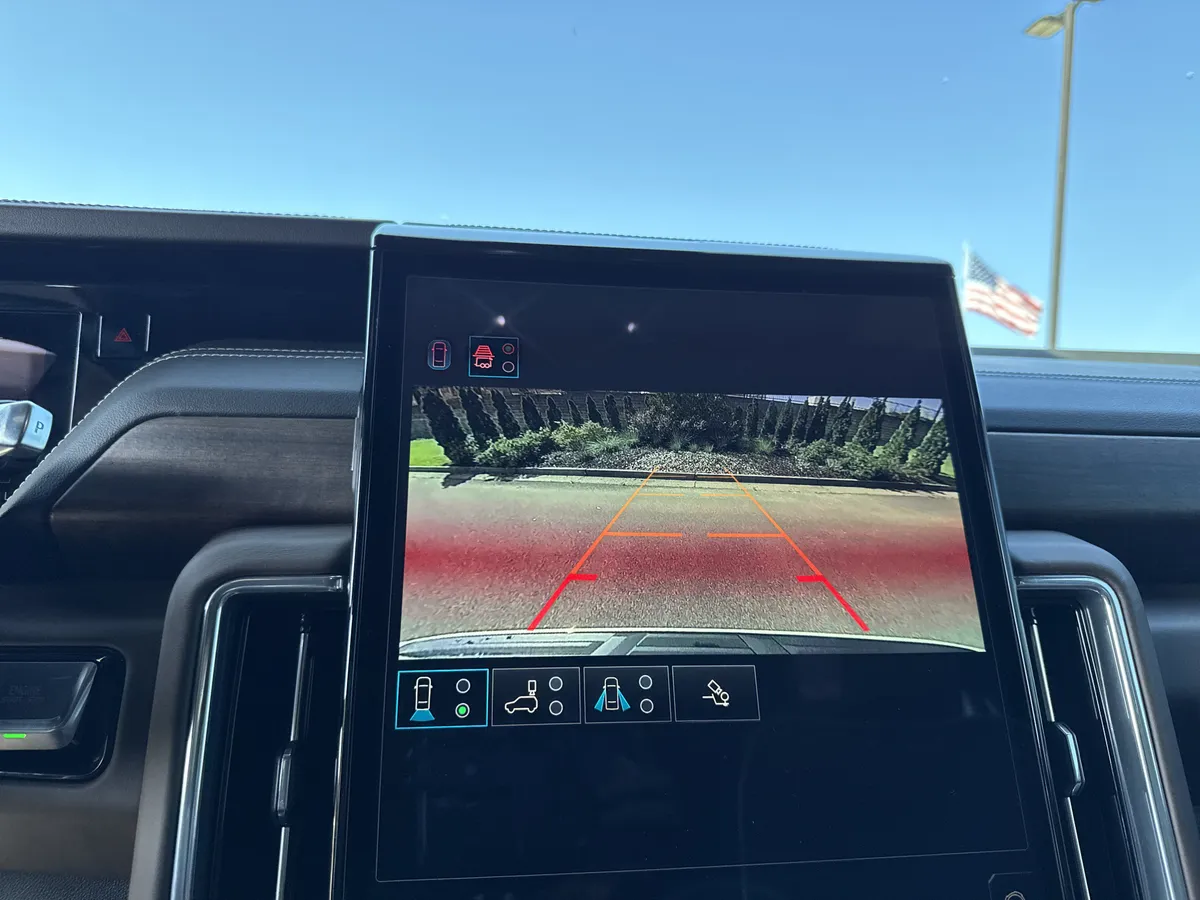 2025 GMC Yukon Denali Ultimate thumbnail 25