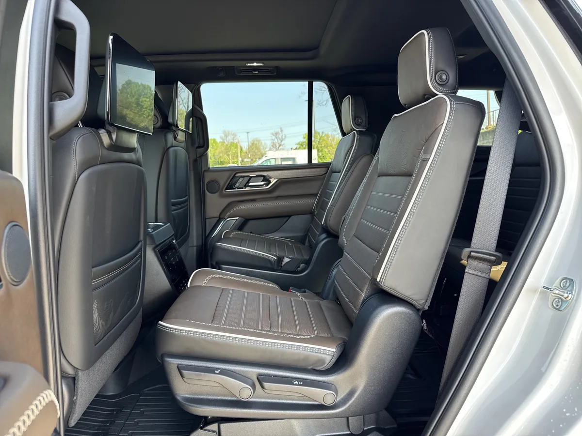 2025 GMC Yukon Denali Ultimate thumbnail 32