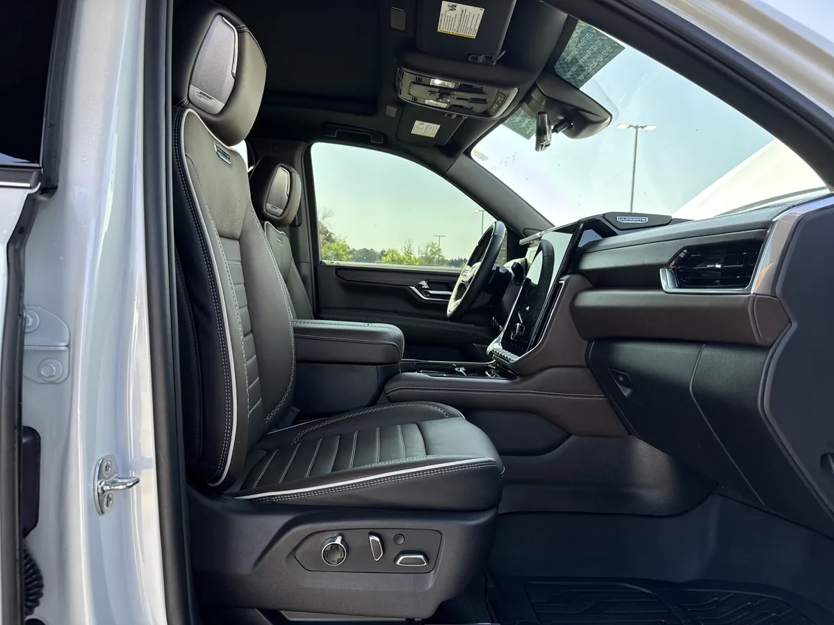 2025 GMC Yukon Denali Ultimate thumbnail 34