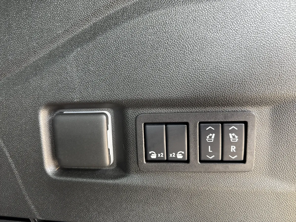 2025 GMC Yukon Denali Ultimate thumbnail 38