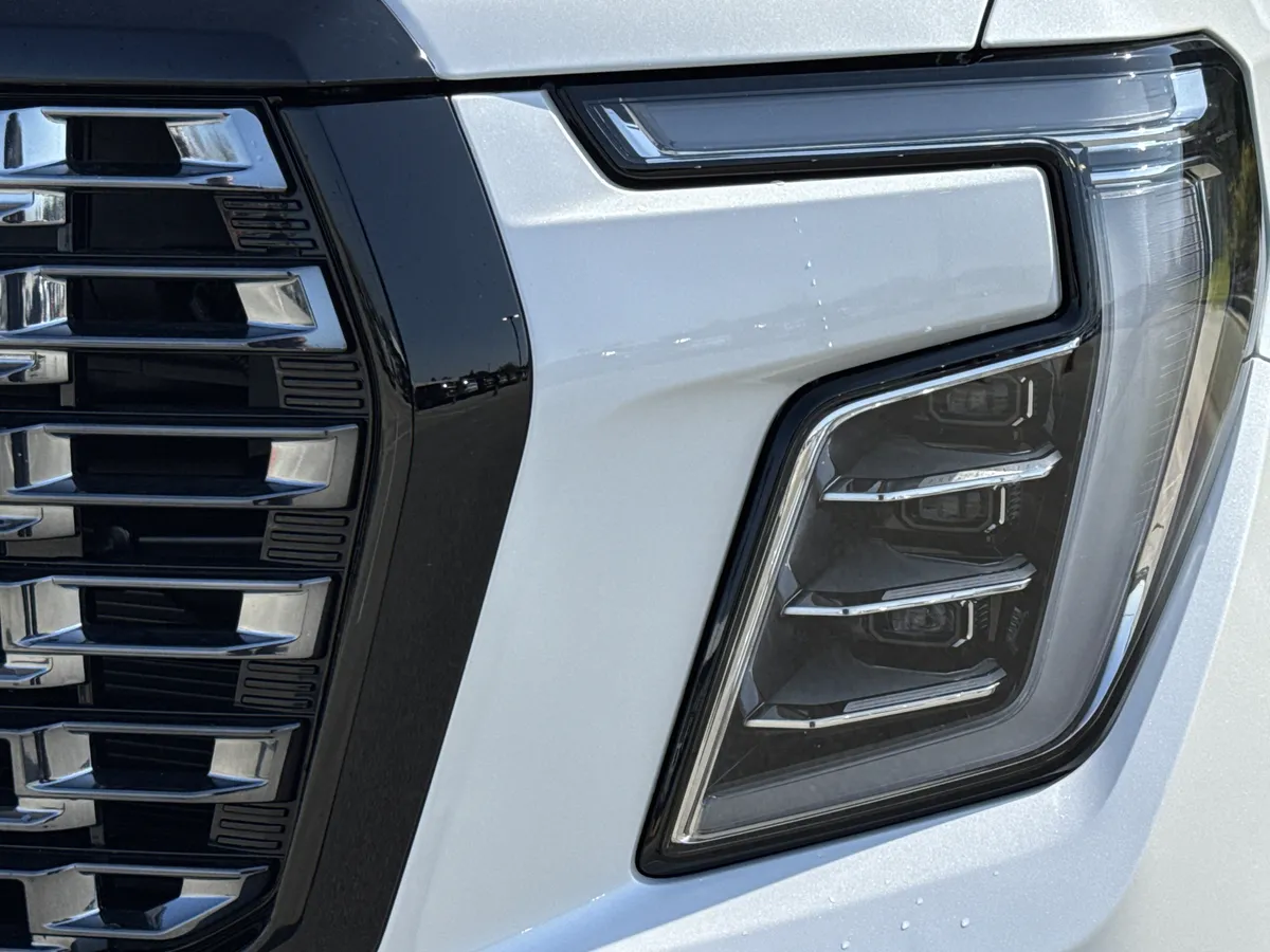 2025 GMC Yukon Denali Ultimate thumbnail 5