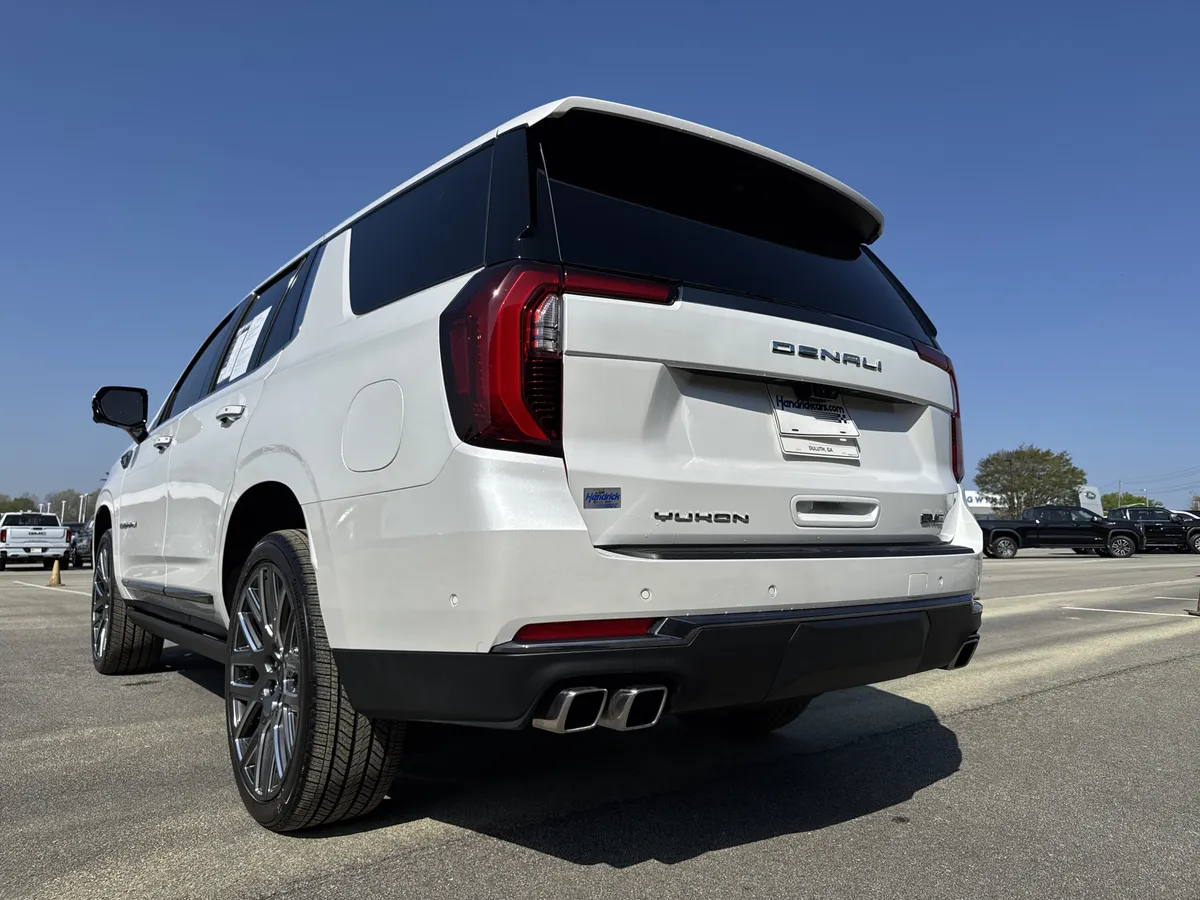 2025 GMC Yukon Denali Ultimate thumbnail 7