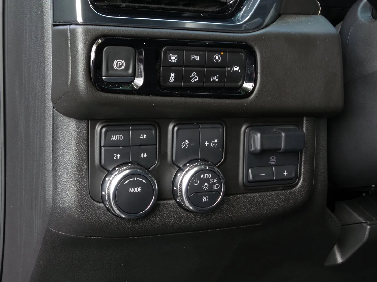 2025 GMC Yukon Elevation thumbnail 15