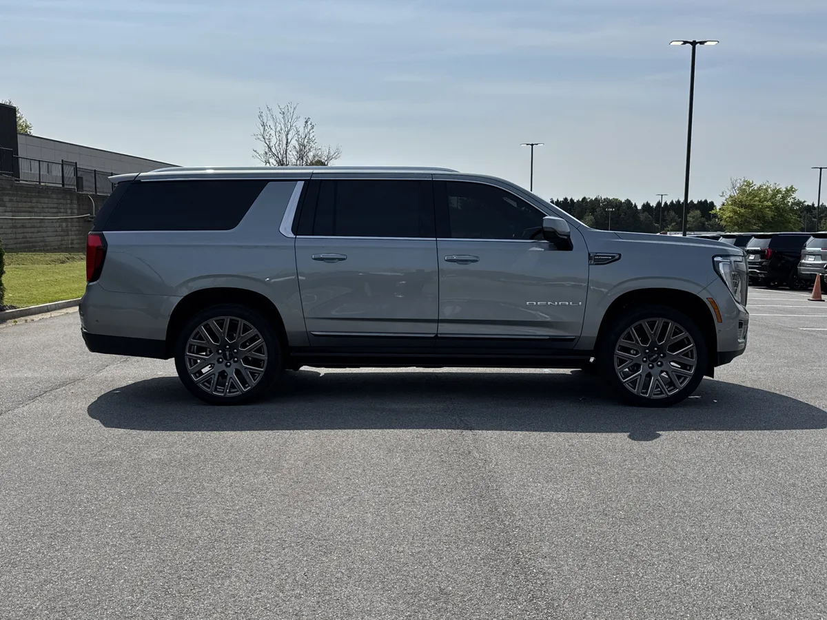 2025 GMC Yukon XL Denali Ultimate thumbnail 10