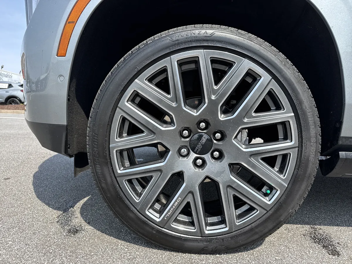 2025 GMC Yukon XL Denali Ultimate thumbnail 12