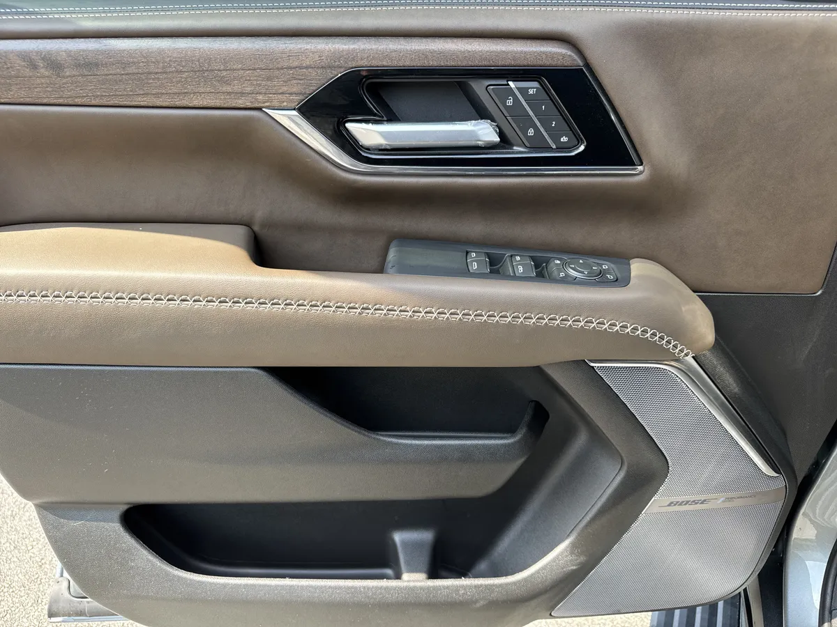 2025 GMC Yukon XL Denali Ultimate thumbnail 13