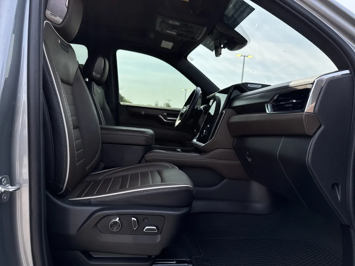 2025 GMC Yukon XL Denali Ultimate thumbnail 34