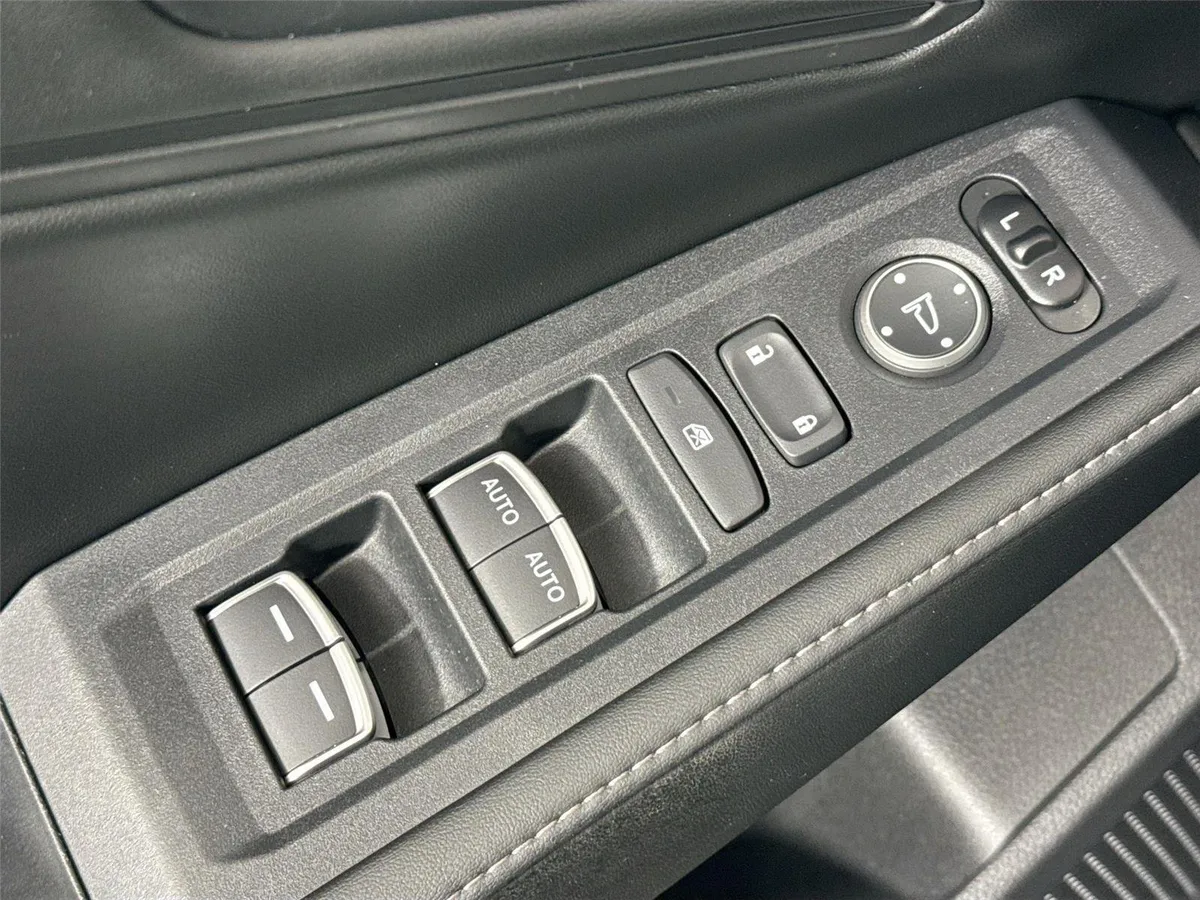 2025 Honda Accord Hybrid Sport thumbnail 25