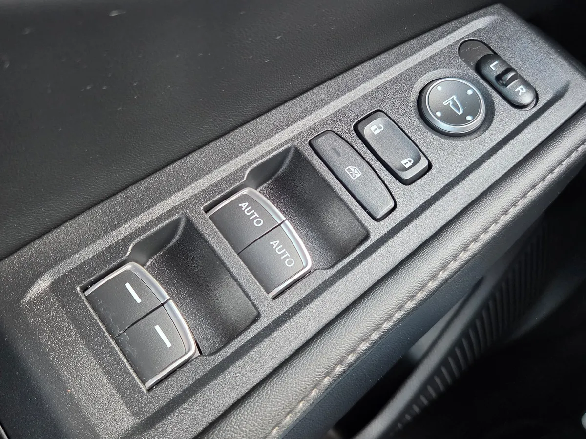 2025 Honda Accord Hybrid Sport-L thumbnail 32