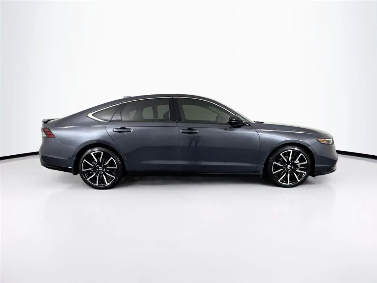 2025 Honda Accord Hybrid Touring thumbnail 11