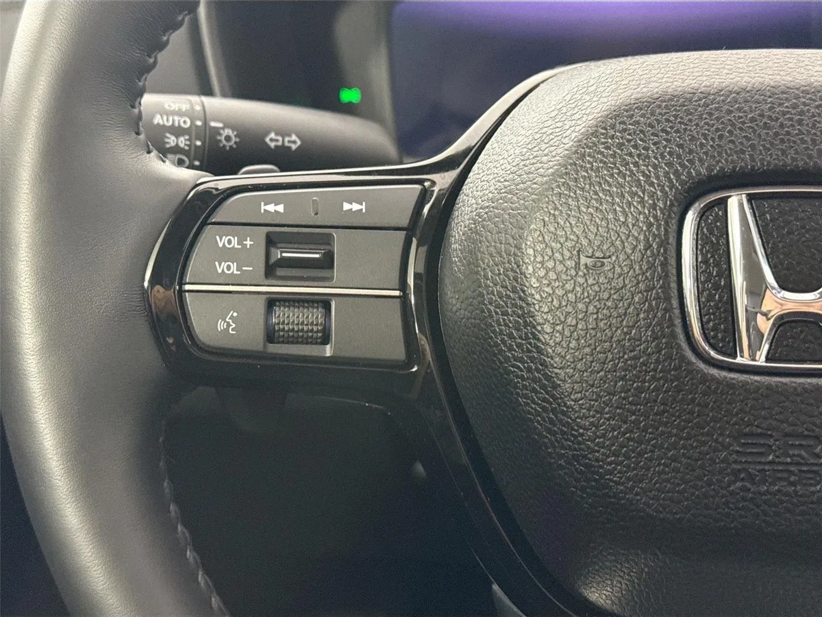 2025 Honda Accord Hybrid Touring thumbnail 18
