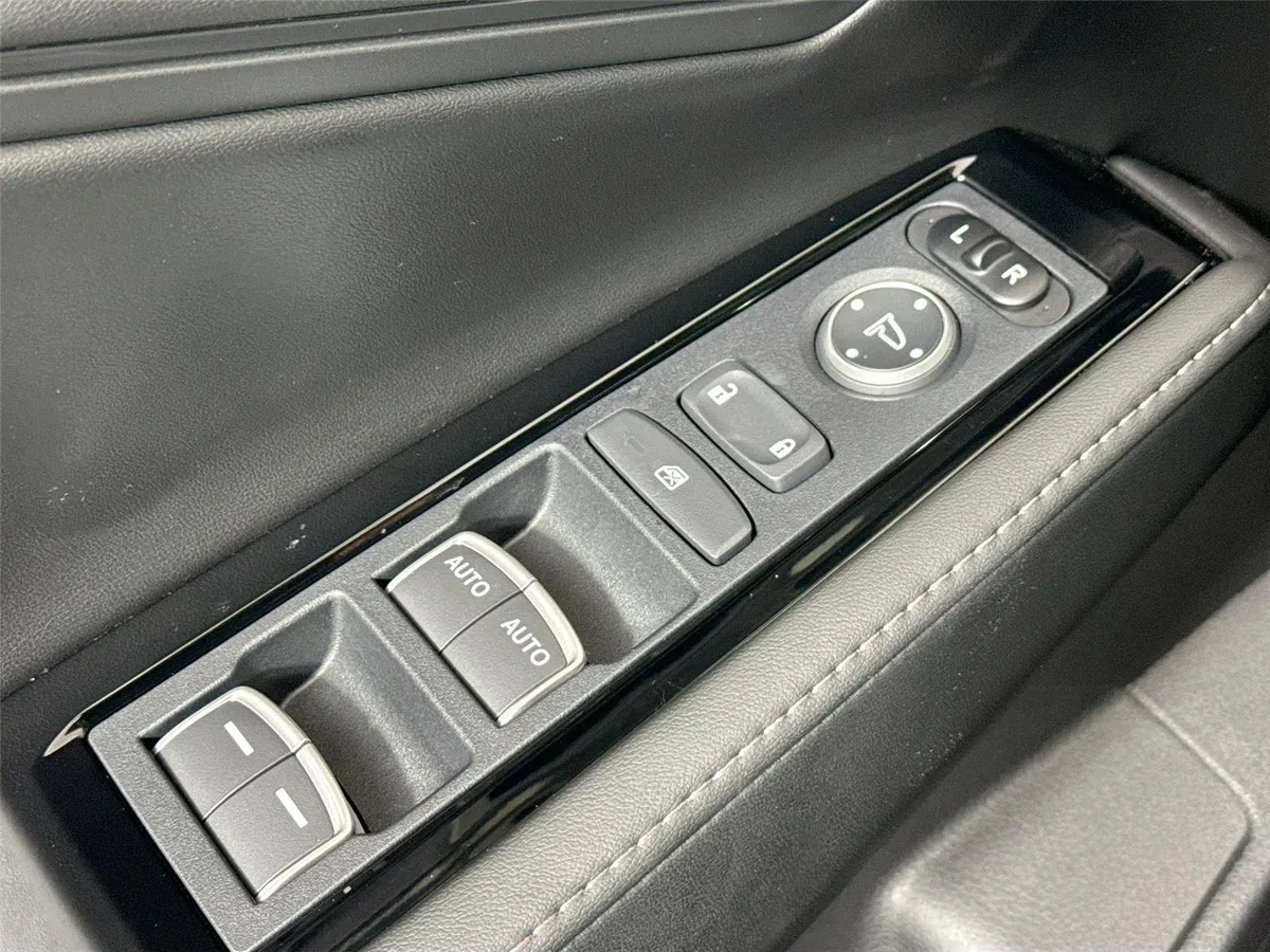 2025 Honda Accord Hybrid Touring thumbnail 29