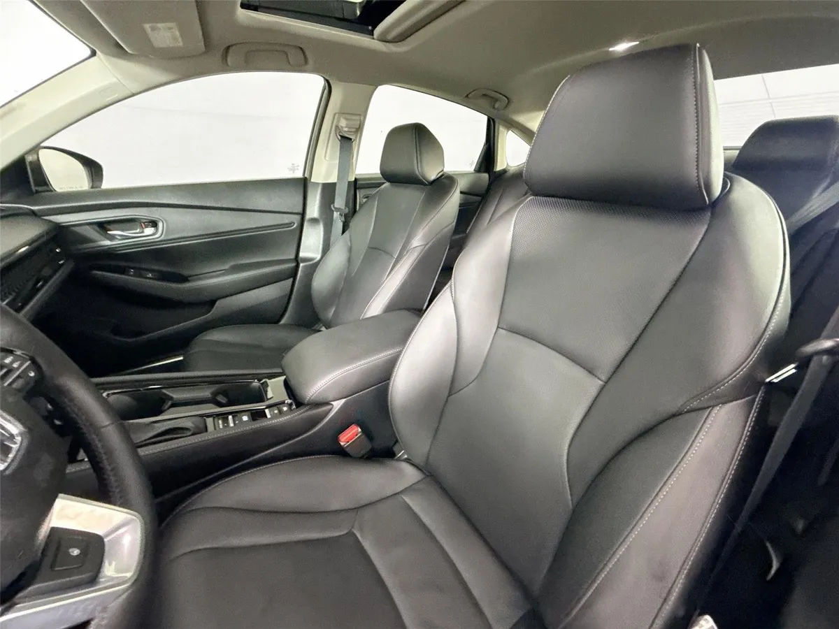 2025 Honda Accord Hybrid Touring thumbnail 3
