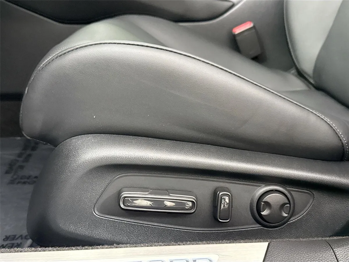 2025 Honda Accord Hybrid Touring thumbnail 31