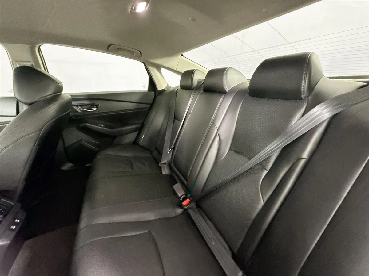 2025 Honda Accord Hybrid Touring thumbnail 32