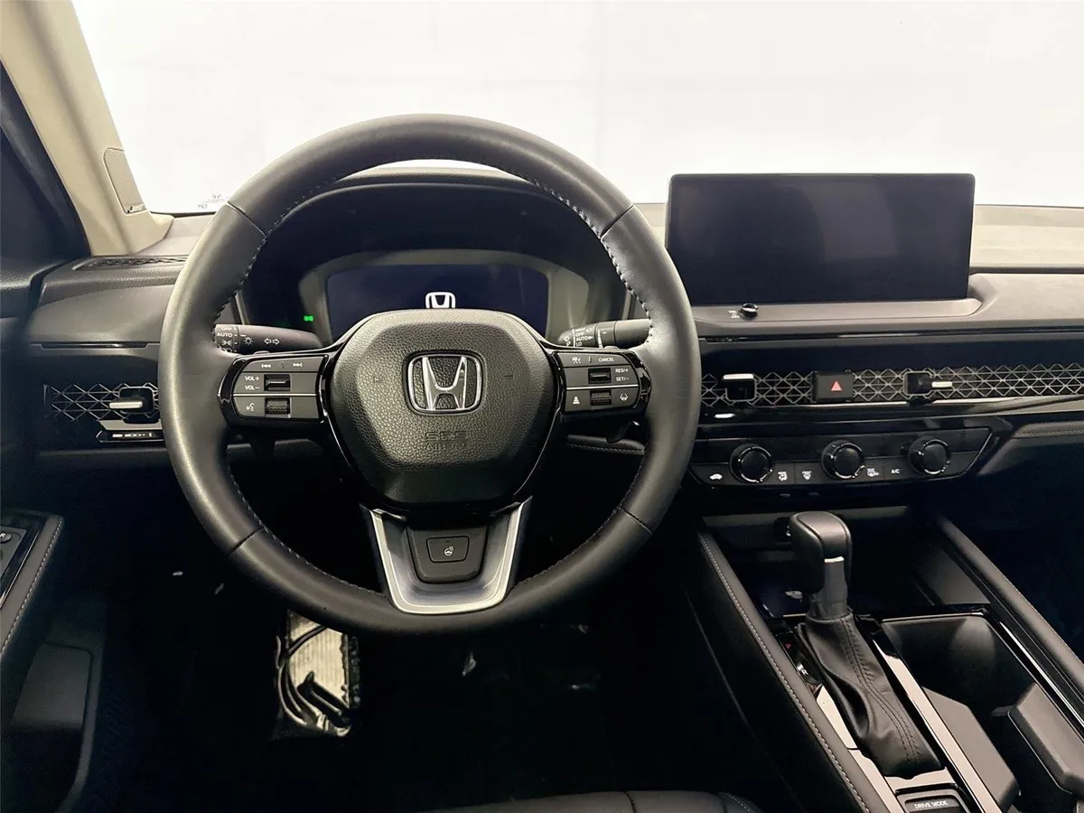 2025 Honda Accord Hybrid Touring thumbnail 33
