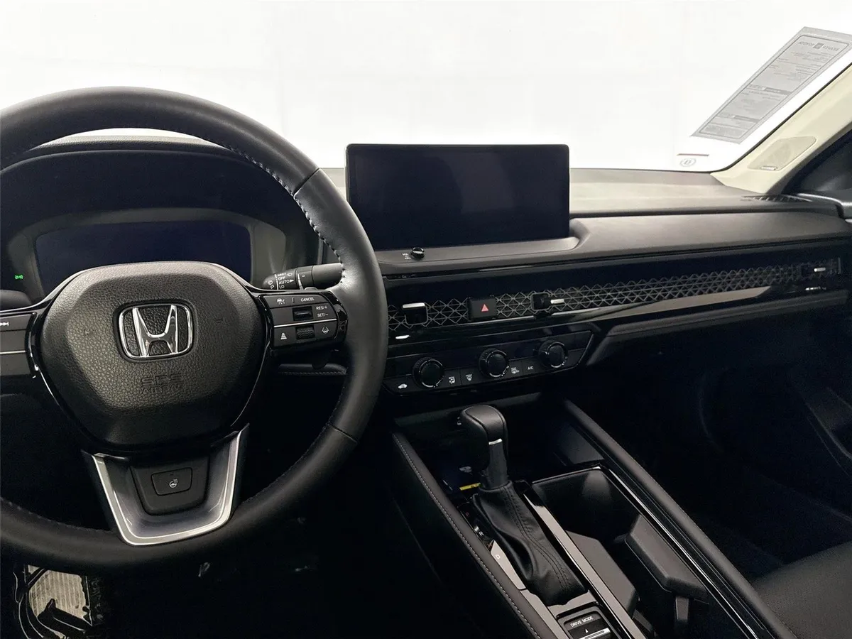2025 Honda Accord Hybrid Touring thumbnail 34