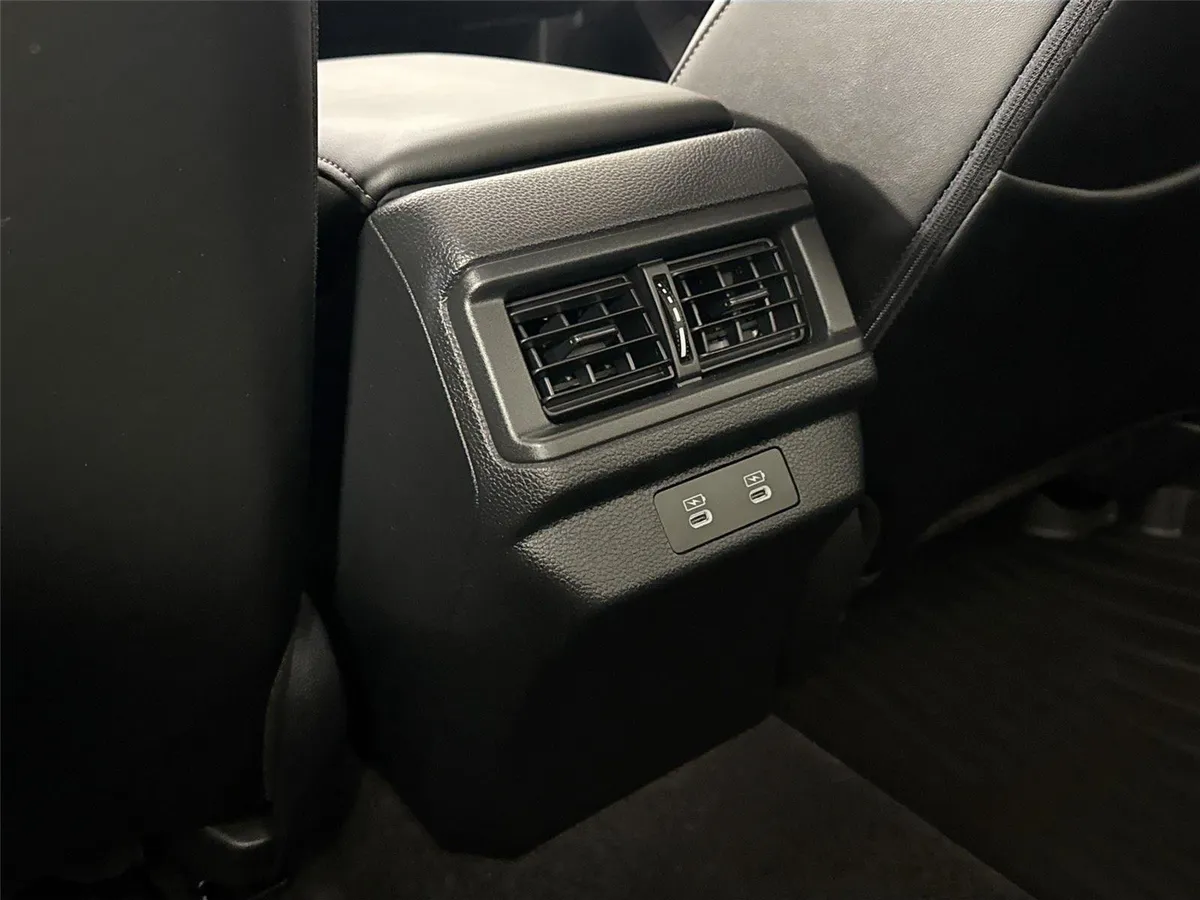 2025 Honda Accord Hybrid Touring thumbnail 37