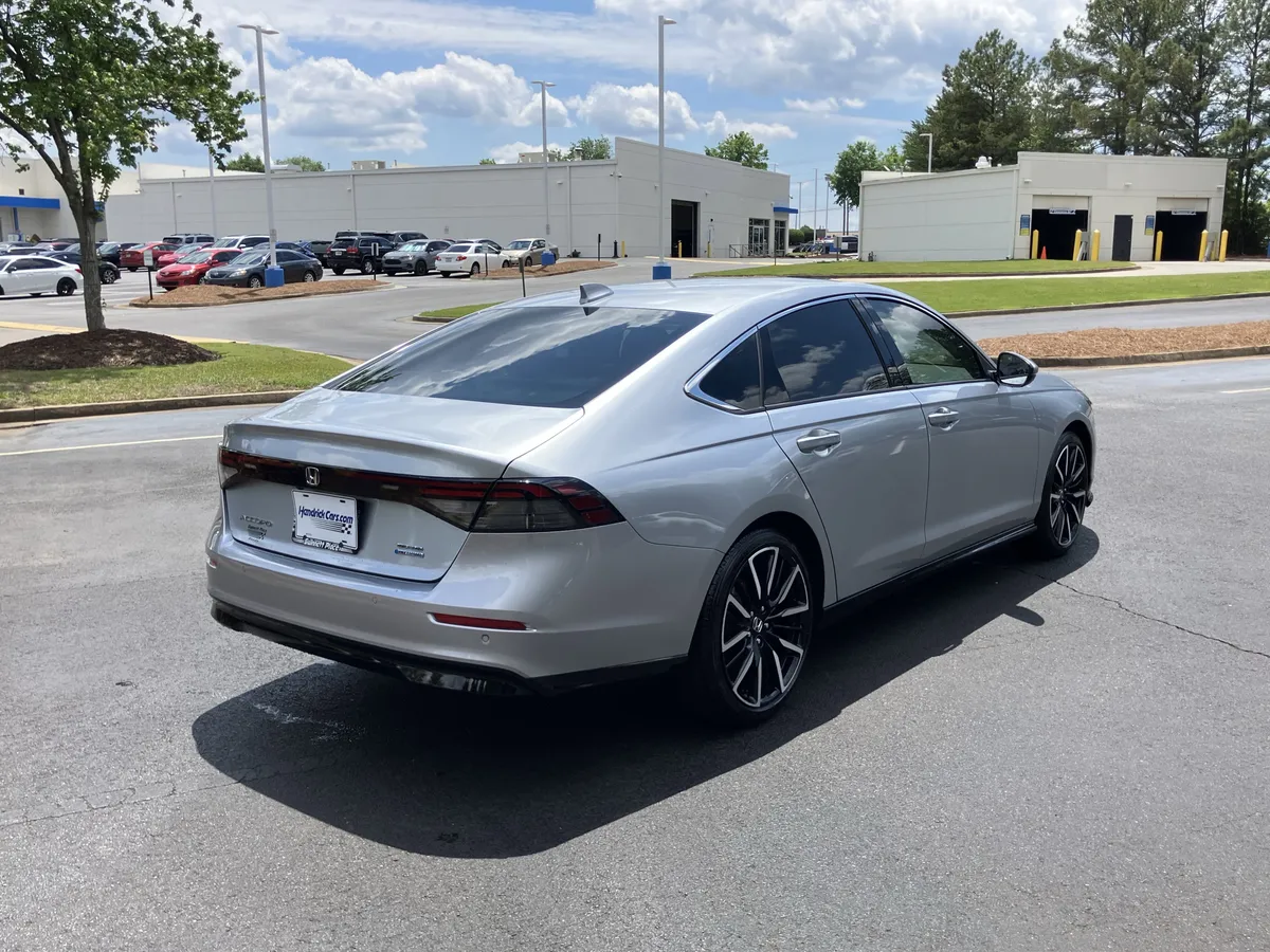 2025 Honda Accord Hybrid Touring Sedan thumbnail 11