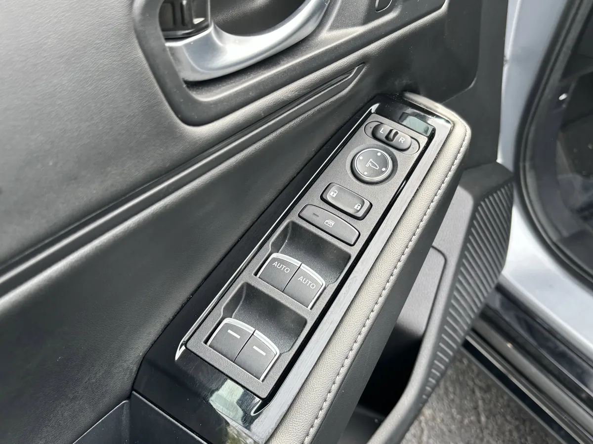 2025 Honda Accord Hybrid Touring Sedan thumbnail 15
