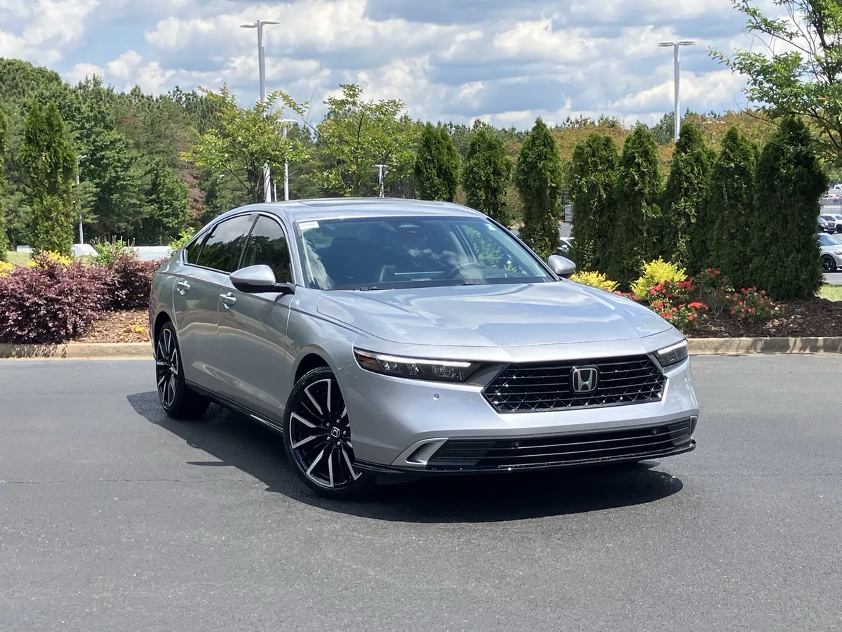 2025 Honda Accord Hybrid Touring Sedan thumbnail 2