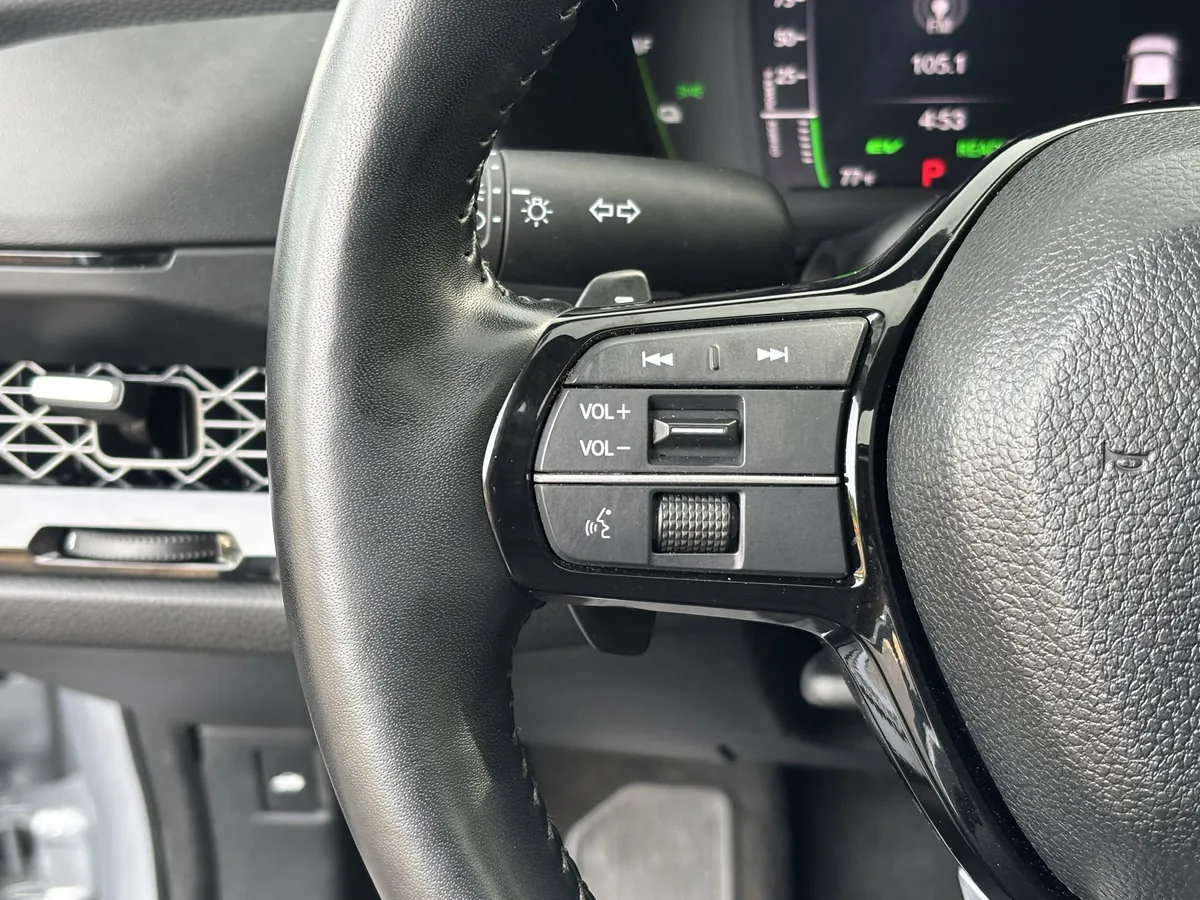 2025 Honda Accord Hybrid Touring Sedan thumbnail 21