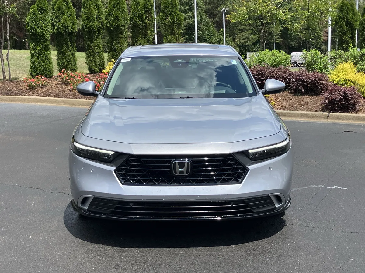 2025 Honda Accord Hybrid Touring Sedan thumbnail 5