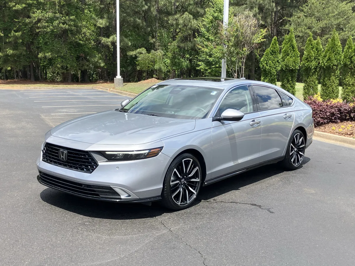 2025 Honda Accord Hybrid Touring Sedan thumbnail 6