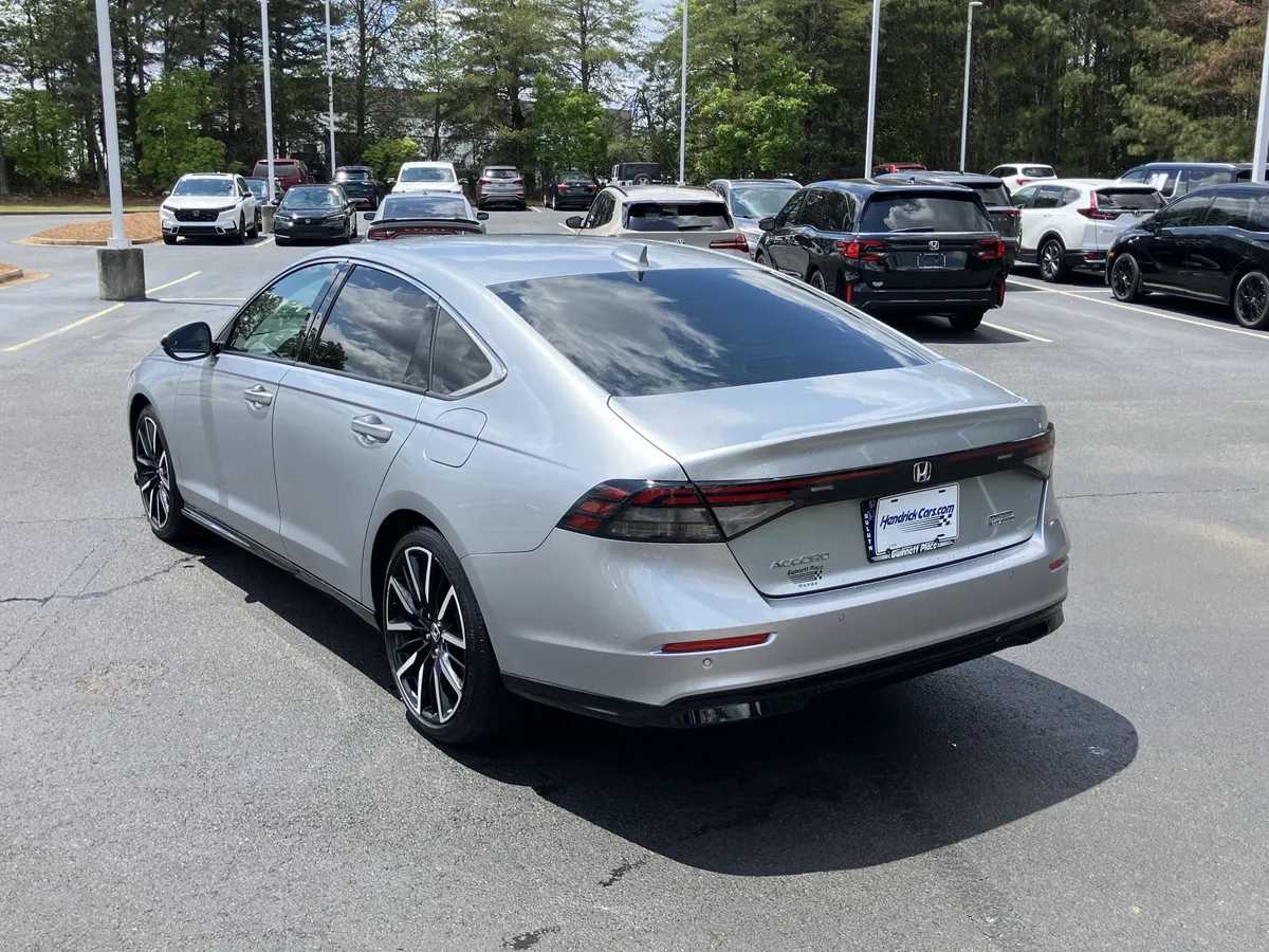 2025 Honda Accord Hybrid Touring Sedan thumbnail 9